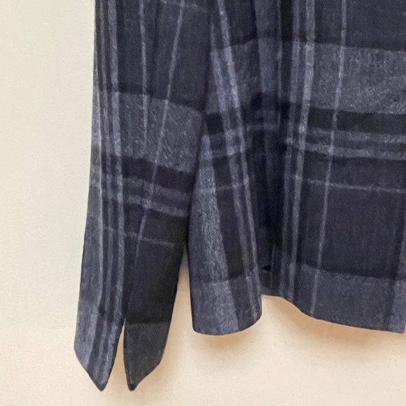 AKRIS Punto  Lovely, charcoal, plaid blazer. 100% wool.   Medium. - Picture 10 of 11